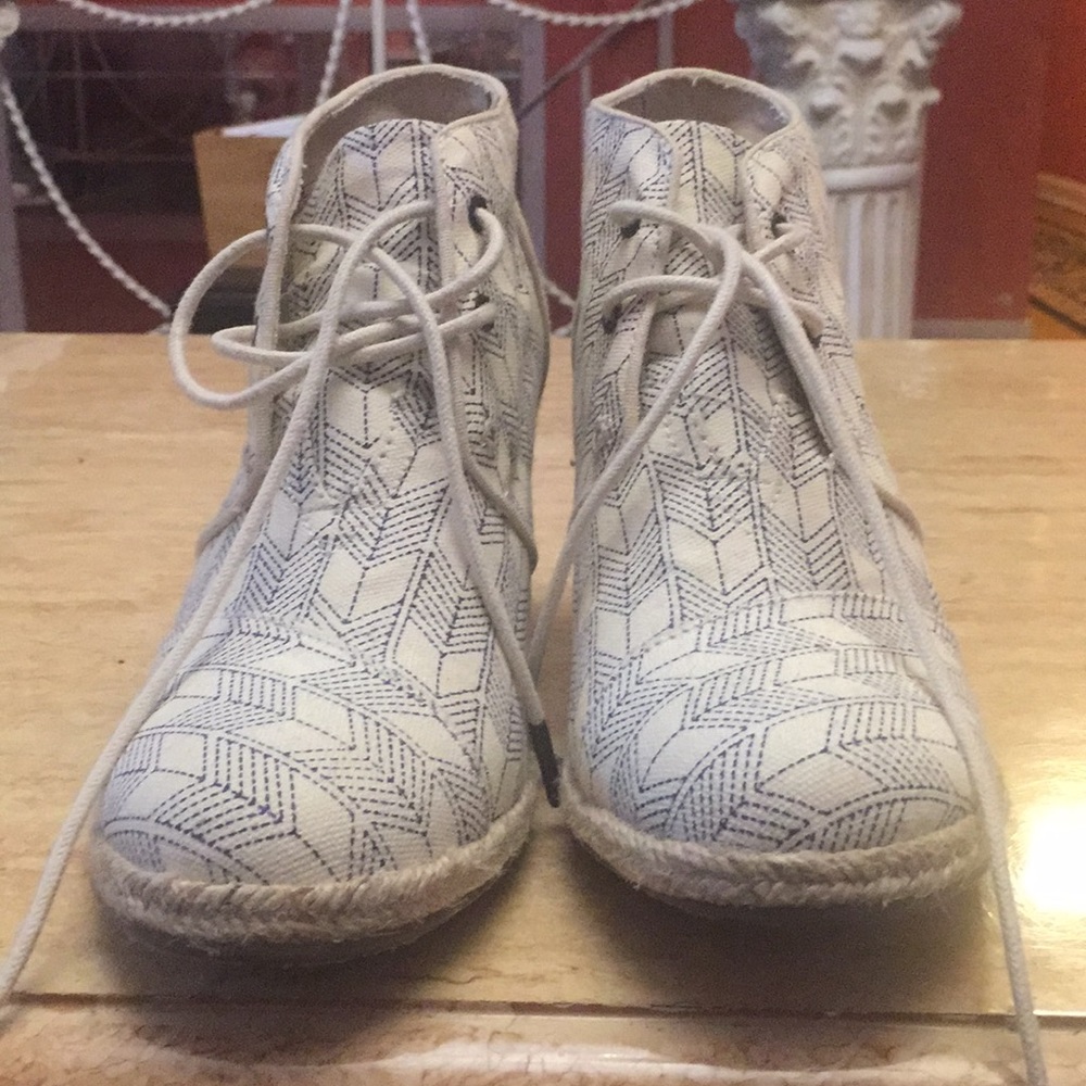 Toms size 8 preowned wedge